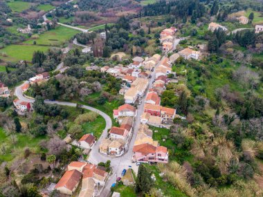 Yeşillik bir vadiye kurulmuş büyüleyici bir köyün havadan görünüşü. Kırmızı çatılı evler dolambaçlı yollar çiziyor, resim gibi bir manzara yaratıyor..