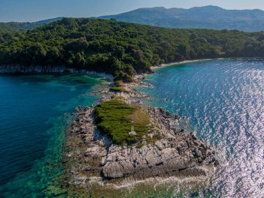 Kristal berraklığında turkuaz suyu ve yemyeşil bitki örtüsüyle tenha bir ada koyunda. Yaz kaçamakları için mükemmel.!
