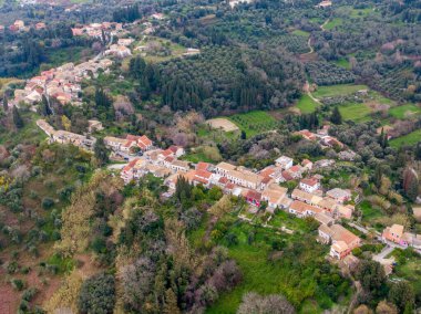 Yeşillik bir vadiye kurulmuş büyüleyici bir köyün havadan görünüşü. Evler bir araya toplanır, resim gibi bir sahne yaratır..