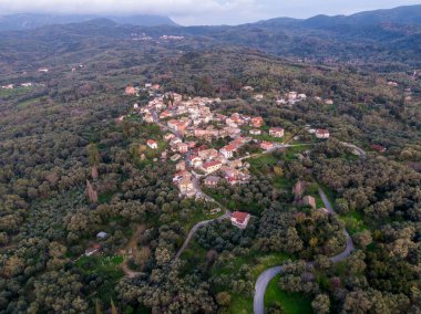 Dağlarla çevrili yemyeşil bir vadiye kurulmuş büyüleyici bir köyün havadan görünüşü..