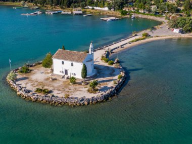 Küçük bir adada gözlerden uzak bir kıyı şapeli. Etrafı sakin sularla çevrili. Huzurlu bir kaçış..