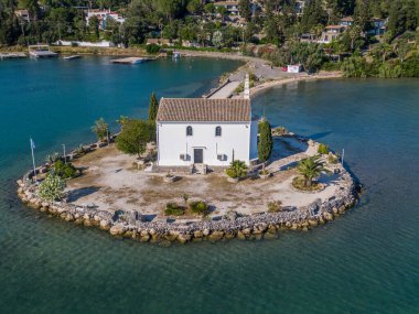 Küçük bir adadaki tenha bir sahil kilisesi. Etrafı sakin sularla çevrili..