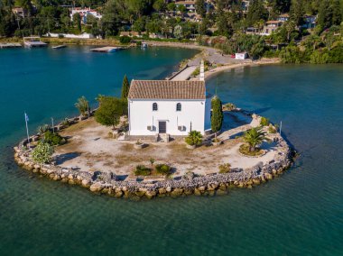 Küçük bir adadaki tenha bir sahil kilisesi. Etrafı sakin sularla çevrili..