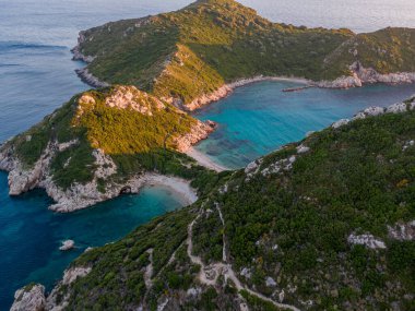Etrafı yemyeşil tepelerle çevrili turkuaz sularla çevrili tenha bir koy. Gizli bir cennet.