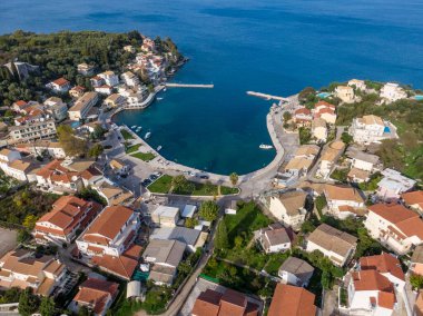 Sahil kasabasının hava manzarası. Büyüleyici liman, renkli binalar ve berrak mavi deniz..