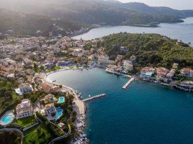 Sahil kasabası yemyeşil yemyeşil ve açık mavi denizlerle çevrili sakin bir körfeze kurulmuş..