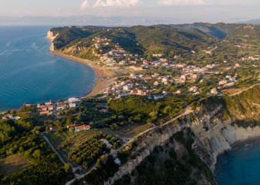 Denize bakan bir yamaç kenarına kurulmuş bir sahil köyü. Muhteşem bir deniz kenarı manzarası var..