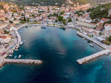 Sahil kenti limanı, tekneler ve temiz su. Büyüleyici bir sahil köyünün resimli hava manzarası..