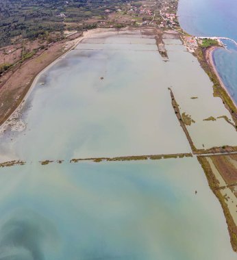 Kıyı tuz düzlüklerinin ve sığ suların havadan görünüşü. Buharlaşma göletleri tarafından oluşturulan eşsiz desenler.