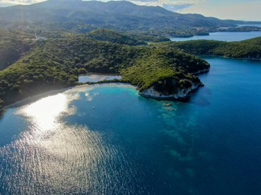 Gözlerden uzak bir koy, berrak su, yemyeşil ve uzak dağlar. Sakin bir kaçış..