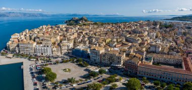 Sahil şehri hava manzarası. Binalar, liman ve okyanus.