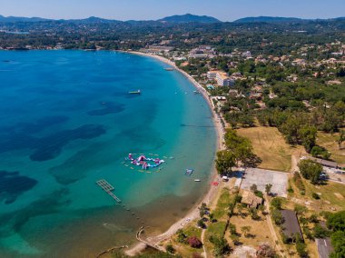 Çarpıcı bir sahil manzarası, kristal berraklığında turkuaz su ve canlı bir kıyı şeridi. Mükemmel bir yaz kaçamağı..