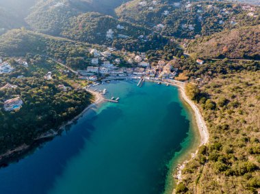 Bereketli yeşillik ve berrak turkuaz sularla çevrili sakin bir körfeze kurulmuş sahil köyü..