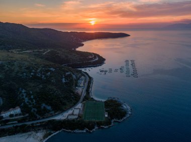 Benzersiz bir su yapısı olan sahil gün batımı. Altın saatinde sakin bir manzara.