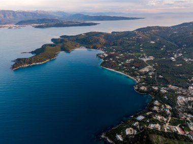 Çarpıcı bir sahil şeridi, kristal berrak sular ve yemyeşil tepeler. Seyahat ve turizm için mükemmel..