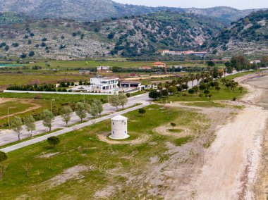 Sahil yel değirmeni ve sakin manzaraya bakan modern villa..