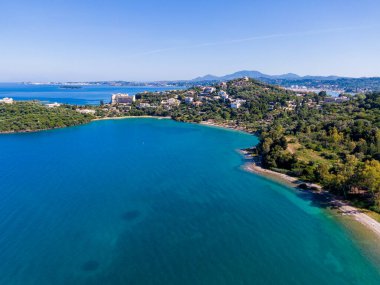 Kıyı cenneti: Turkuaz sular yemyeşil ve uzak tepelerle buluşur.