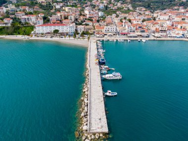 Tekneleri ve iskelesi olan sahil kenti limanı. Resimli bir sahil köyünün havadan görünüşü.