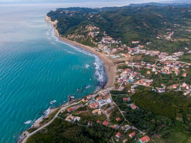 Kıyı kasabası turkuaz bir deniz ile yeşil tepeler arasına kurulmuş. Sakin bir sahil köyünün manzaralı manzarası.