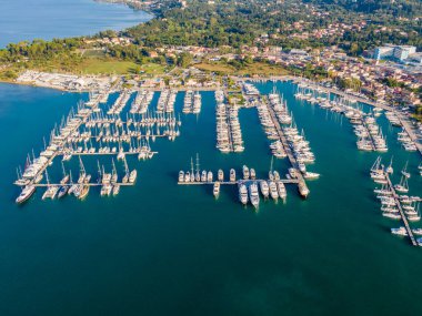 Yat ve yelkenlilerle dolu bir marinanın havadan görüntüsü. Güzel bir sahil manzarası.
