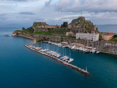 Marina, tekne ve okyanus manzaralı kıyı kalesi. Resimli liman ayarları.