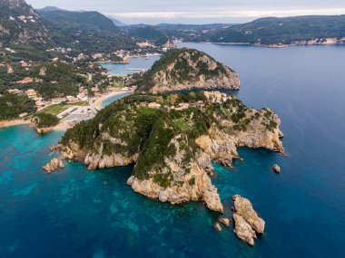 Kıyı kayalıkları ve turkuaz sular. Güzel bir kıyı şeridinin manzaralı manzarası.