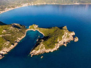 Resimli bir kıyı manzarasına kurulmuş tenha bir koy. Kristal berraklığında turkuaz sular yemyeşil yamaçlarla buluşur.