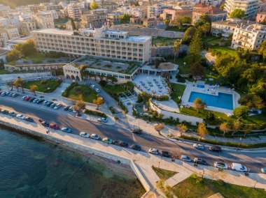 Sahil oteli, havuzu ve parkı var, deniz manzaralı. Güzel manzaralı lüks bir tatil köyü..