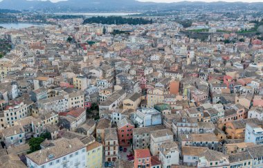 Renkli binaları ve çatıları olan yoğun, tarihi bir şehrin havadan görünüşü.