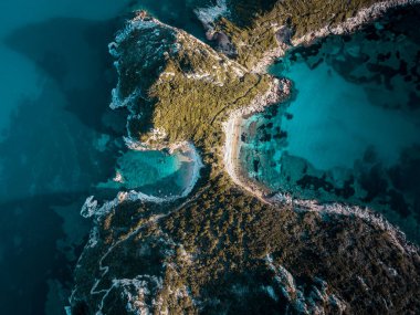 Gözlerden uzak körfez manzarası, turkuaz su ve yemyeşil yemyeşil. Mükemmel yaz kaçışı!