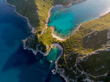 Turkuaz su ve yemyeşil yemyeşil bir körfezin havadan görünüşü. Seyahat ve tatil görüntüleri için mükemmel..