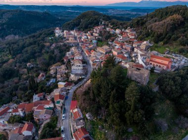 Hillside köyü yemyeşil bir vadide, göz kamaştırıcı manzaraya bakıyor..