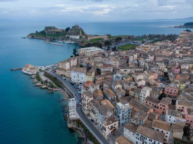 Sahil kasabası hava manzarası, renkli binalar ve deniz manzaralı tarihi bir kaleyle büyüleyici bir şehir manzarası..