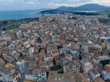 Renkli binalar ve genişleyen şehir manzaralı bir sahil şehri..