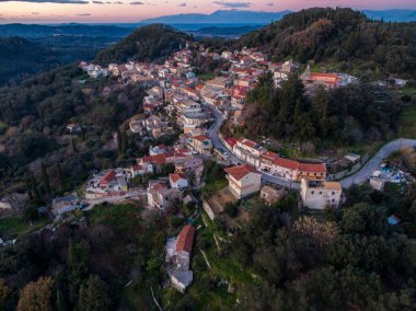 Gün batımında Hilltop köyü, yemyeşil ve yuvarlanan tepelerin arasına kurulmuştu. Huzur ve sükunetin pitoresk bir sahnesi.