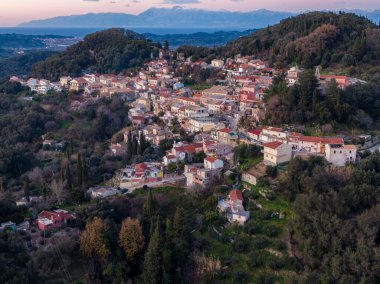 Yeşilliğe gömülü tepedeki köy manzaraya bakıyor..