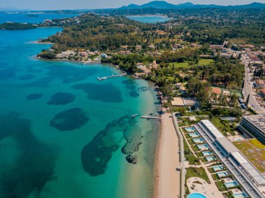 Göz kamaştırıcı bir sahil beldesi, turkuaz sular, kumlu plaj ve yemyeşil alan manzarası. Mükemmel bir kaçış.!