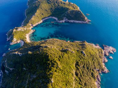 Tenha bir körfezin havadan görünüşü, turkuaz suların yemyeşil tepelere çarpması. Gizli bir cennet.
