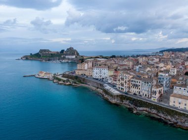Tepe üstü kalesi ve turkuaz suları olan sahil şehri..