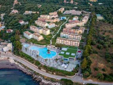 Havuzu ve sayısız binası olan sahil tatil köyü kompleksi. Bu huzurlu ortamda rahatlatıcı bir tatilin tadını çıkarın..