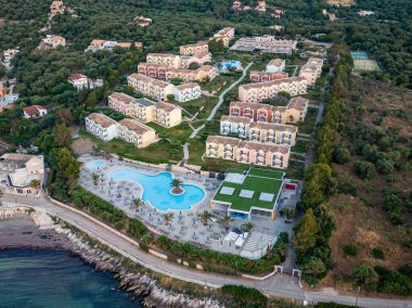 Havuzu ve çok sayıda binası olan sahil tatil köyü kompleksi.