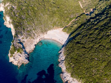 Terkedilmiş körfez, el değmemiş plaj ve turkuaz su. Gizli bir cennetin havadan görünüşü.
