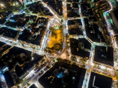Şehir sokaklarının ve binaların gece görüş açısı, geceleri aydınlık. Trafik izleri görülüyor, hareket var..