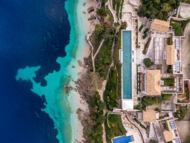 Havuzu ve okyanusu olan kıyı arazisinin havadan görünüşü