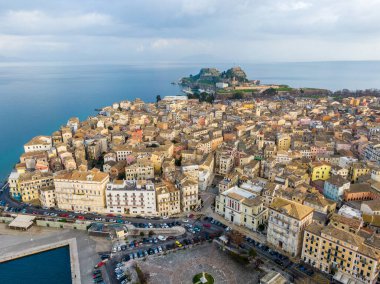 Sahil kasabası hava manzarası, renkli binalar, deniz, şehir manzarası.