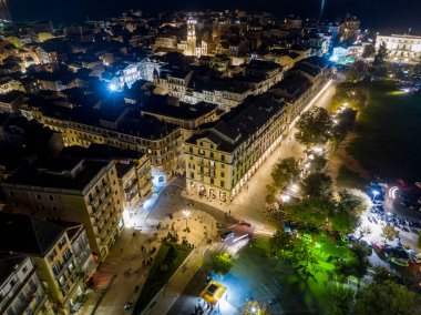 Avrupa şehir meydanının gece görüşü, aydınlatılmış binalar ve sokaklar, hava perspektifi.