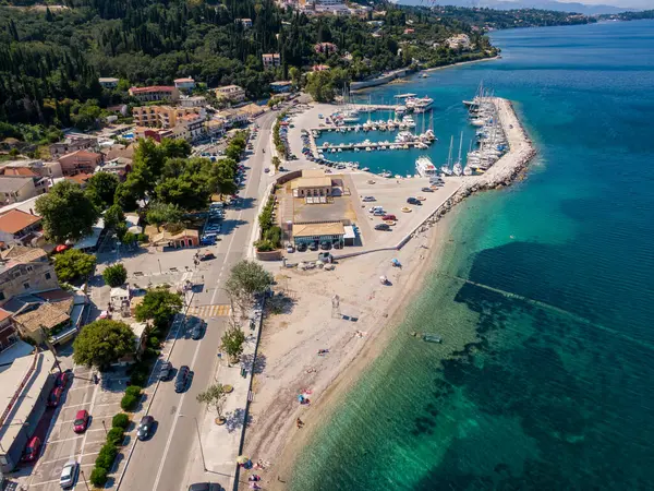 Marinası ve plajı olan bir sahil kasabası. Hava manzarası turkuaz suları, tekneleri ve büyüleyici bir sahil köyünü gösteriyor..
