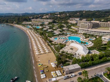 Lüks bir tatil köyü el değmemiş bir plaja kurulmuş, geniş bir havuzu ve çarpıcı okyanus manzarasıyla övünüyor..