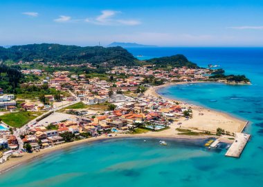 Kıyı kasabası turkuaz sularla yemyeşil tepelerin arasına kurulmuş. Mükemmel yaz kaçamağı.!