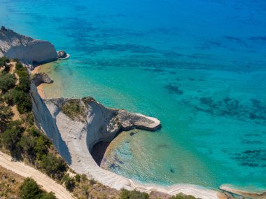 Çarpıcı sahil kayalıkları turkuaz denizle buluşuyor. Dramatik, beyaz bir sahil şeridinin nefes kesici hava manzarası..